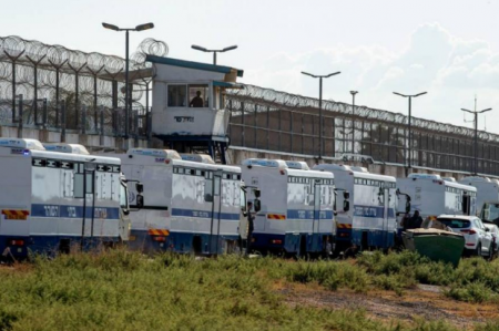 خمس أسرى يواصلون إضرابهم عن الطعام